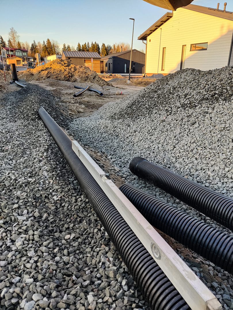 Salaojaputkien asennus omakotitalon perustusten ympärille